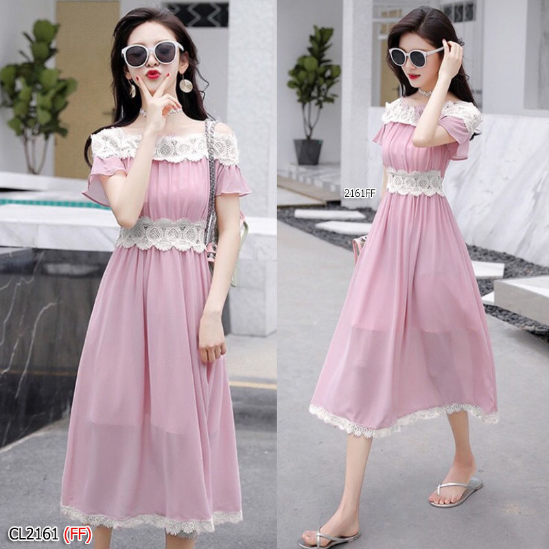 kudapy เดรสยาวสีขาว/สีเหลือง/สีชมพู สายเดี่ยว งานผ้าชีฟองมีซับใน ดีไซน์แต่งปาดไหล่ อกเอวและชายเดรสแต่งแซมด้วยผ้าลูกไม้ถักทออย่างละเอียด