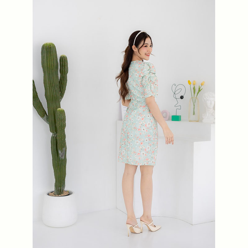kudapy เดรสสั้นสีดำ/สีชมพู/สีดขียว ทรงสูทงานผ้าอัดลายดอก คอปก แต่งแขนพองตุ๊กตา