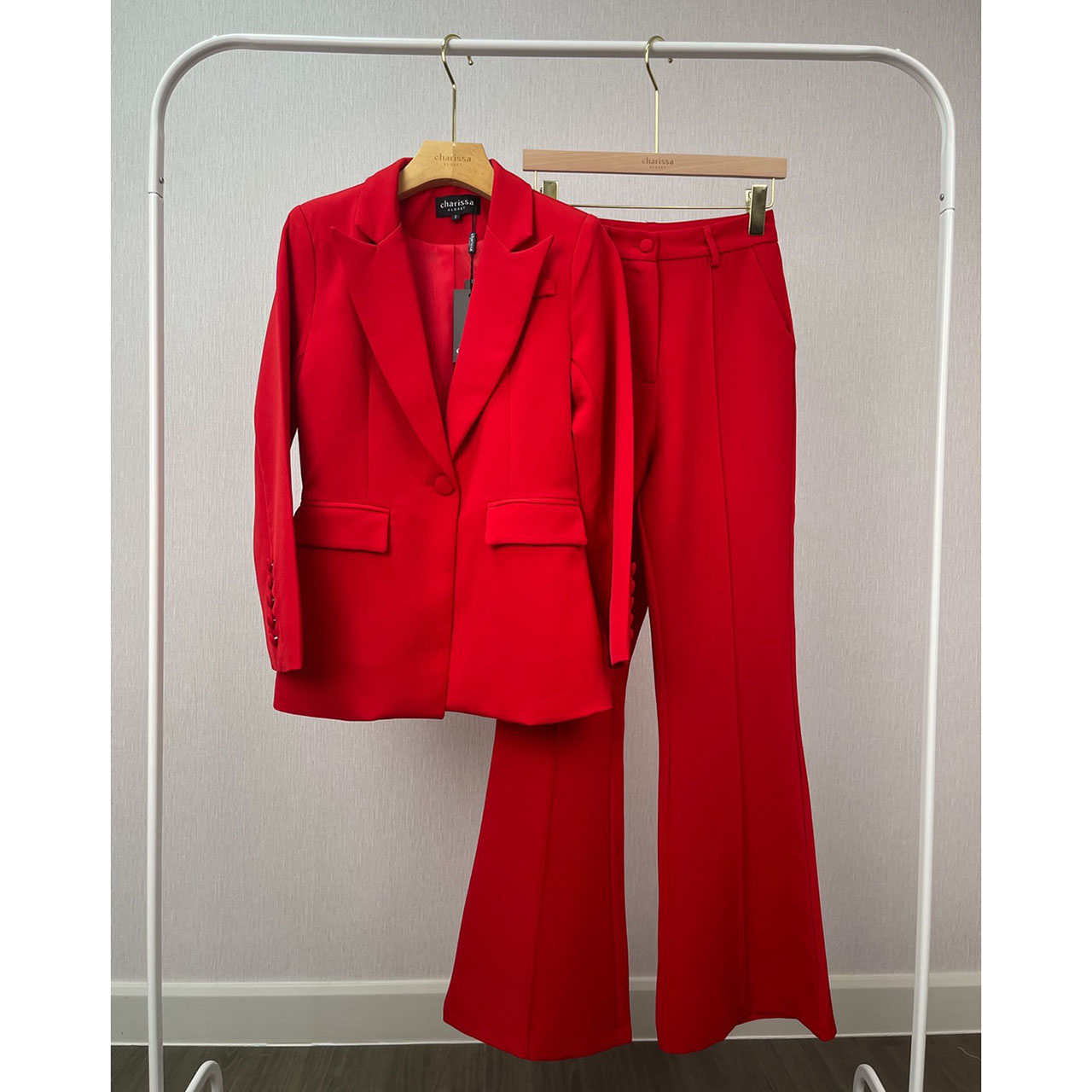 kudapy setsuit เสื้อ+กางเกง ตัวเสื้อออกแบบให้มีกระดุมปั้มผ้าเดียวกับสูท 1 เม็ดติดได้จริง กระเป๋าจริง มีซับในทั้งตัว