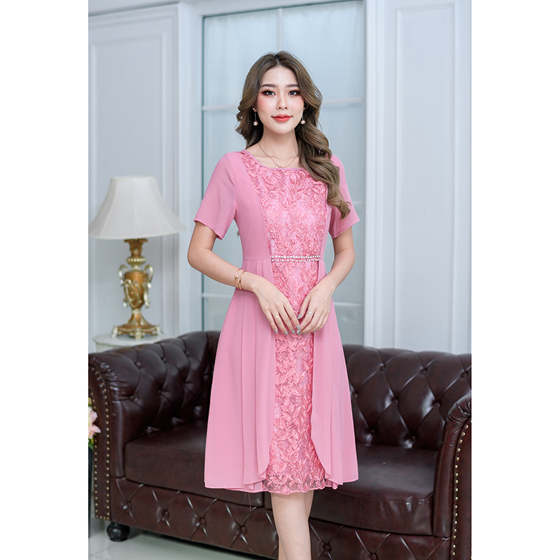 kudapy เดรสสั้นสีชมพู/สีเขียวพาลเทล ดีไซน์เก๋มีดีเทลผ้าลูกไม้เงาด้านหน้า และคลุมด้วยชิฟฟ่อน เหมือนใส่เป็นเสื้อคลุมสองชิ้นแต่เป็นเดรสชิ้นเดียว