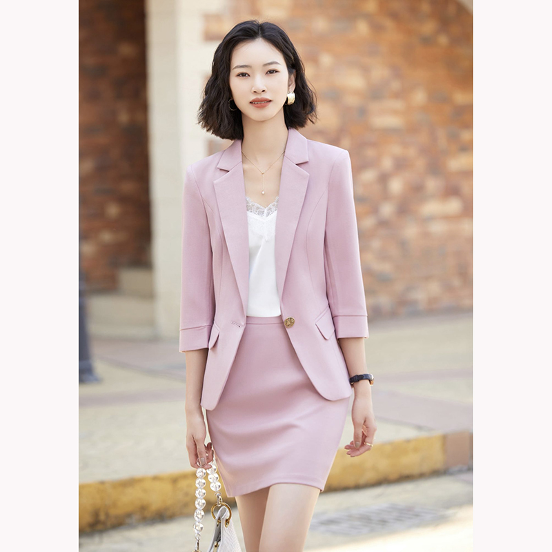 kudapy ชุดสูททำงานผู้หญิงสีเทา/สีชมพู แต่งกระดุมหนึ่งเม็ดแขนห้าส่วนพร้อมกระโปรง จุดเด่นของชุดนี้คือได้ลุคที่สดใส