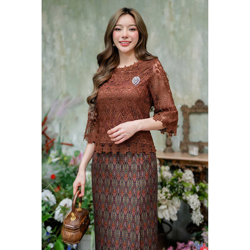 kudapy เสื้อลูกไม้ทอลายอย่างดี 3มิติ เชิงผ้าลายสวยมากๆเนื้อแน่น คอเป็นคอกลมแต่งด้วยลูกไม่เล็ก (เฉพาะเสื้อ)