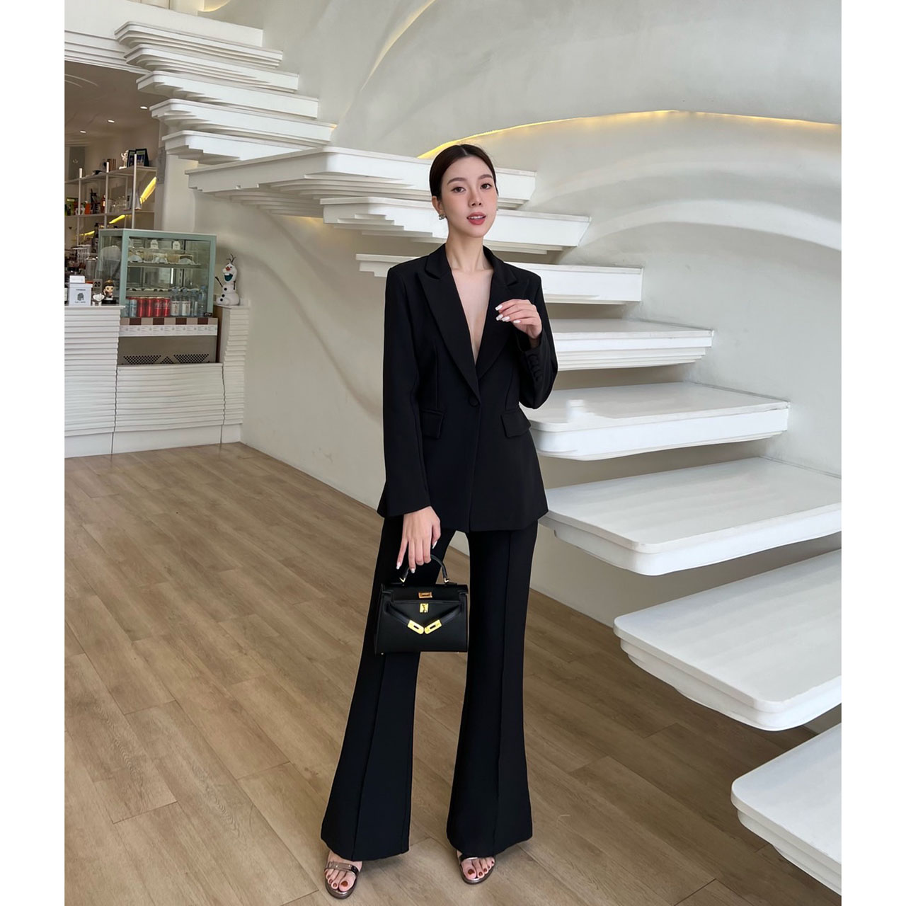 kudapy setsuit เสื้อ+กางเกง ตัวเสื้อออกแบบให้มีกระดุมปั้มผ้าเดียวกับสูท 1 เม็ดติดได้จริง กระเป๋าจริง มีซับในทั้งตัว