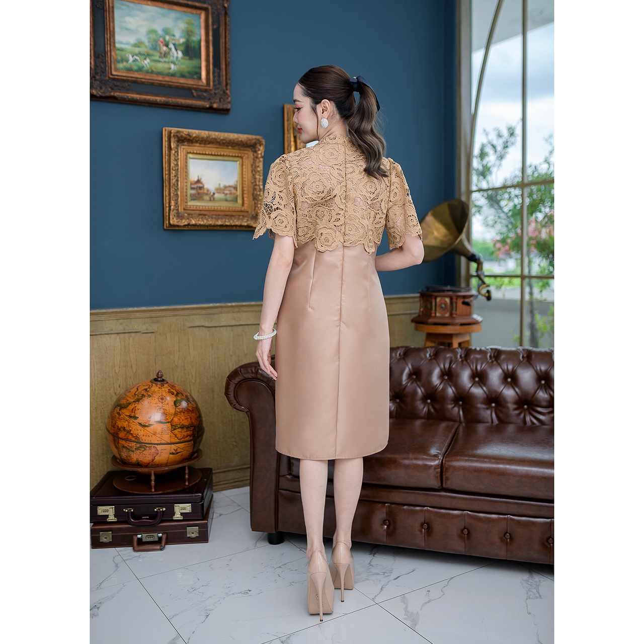 kudapy เดรสสั้นสีชมพู/สีน้ำตาล ผ้าไหม ตัวผ้าไหมญี่ปุ่นด้านในอัดกาวให้ทั้งชุด ด้านนอกเป็นสไตล์เสื้อคลุมสั้น เนื้อผ้าด้านนอกเป็นลูกไม้ลายกุหลาบทอลาย