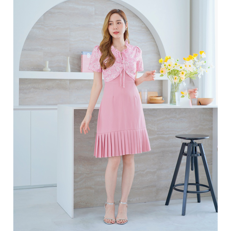 kudapy เดรสสั้นสีเหลือง/สีชมพู ลายดอกชายอัดพลีทอกผูกเชือก