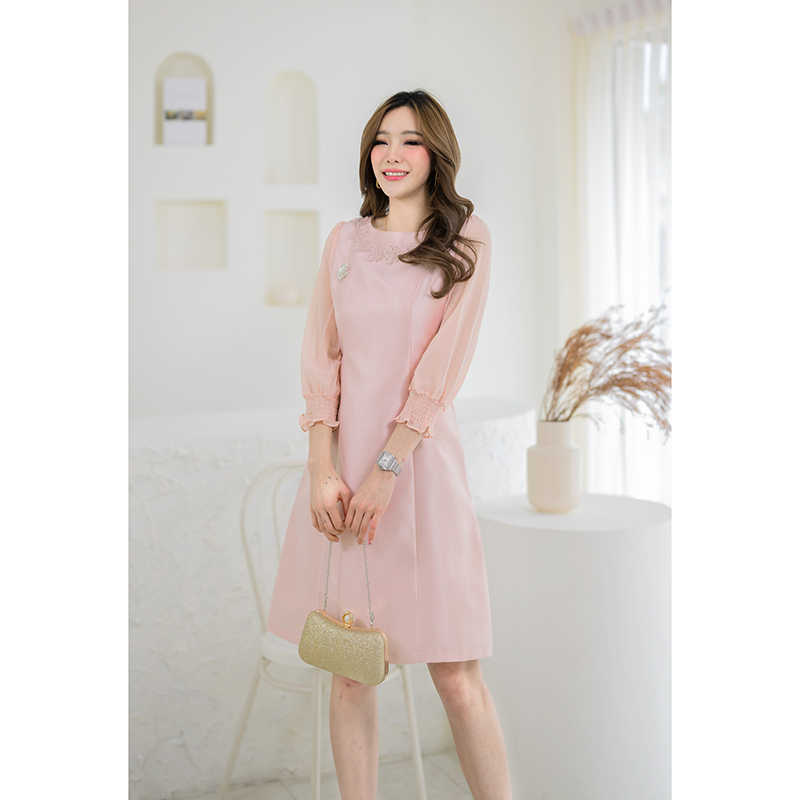 kudapy เดรสสั้นสีชมพู/สีแดง/สีทอง ผ้าไหมอัดกาวทั้งตัว แต่งด้วยลูกไม้ช่วงคอ แขนเป็นผ้าชีฟองจั้ม มีซับในและชิปซ่อนหลัง เนื้อผ้าเป็นผ้าไหมญี่ปุ่น