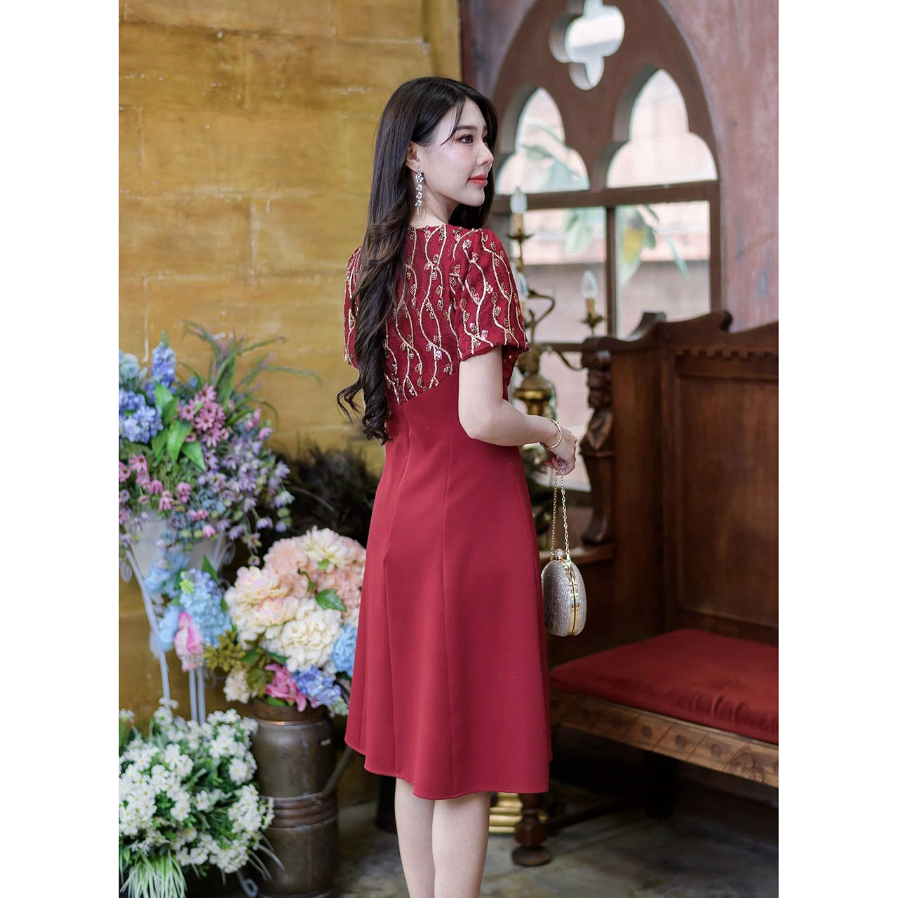 kudapy เดรสสั้นสีแดง/สีชมพู ดีไซน์ผ้าพื้นเนื้อดีกระโปรงทรงบานสวิงสวยใส่แล้วดูเอวเล็ก ด้นบนเป็นผ้าลูกไม้เลื่อมแต่งด้วยดอกไม้