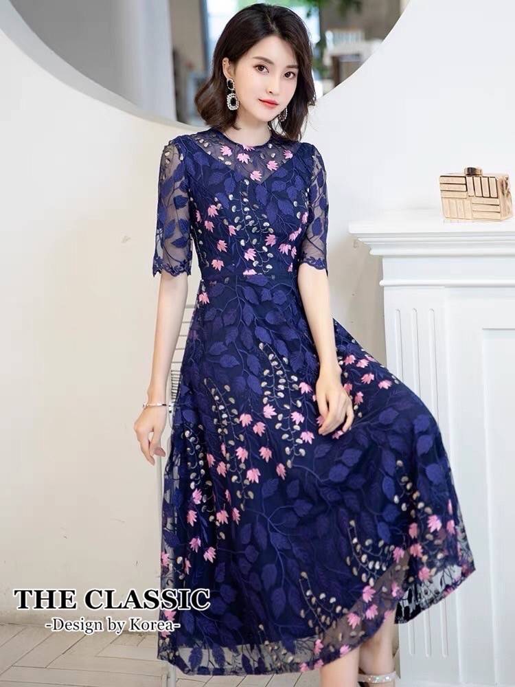 kudapy เดรสยาวงานปักดอกไม้ ใช้ผ้าเนื้อดีปักลวดลายดอกไม้เล็กๆหลากสี กระจายทั้งตัว ช่วงอกซีทรูเล็กน้อย
