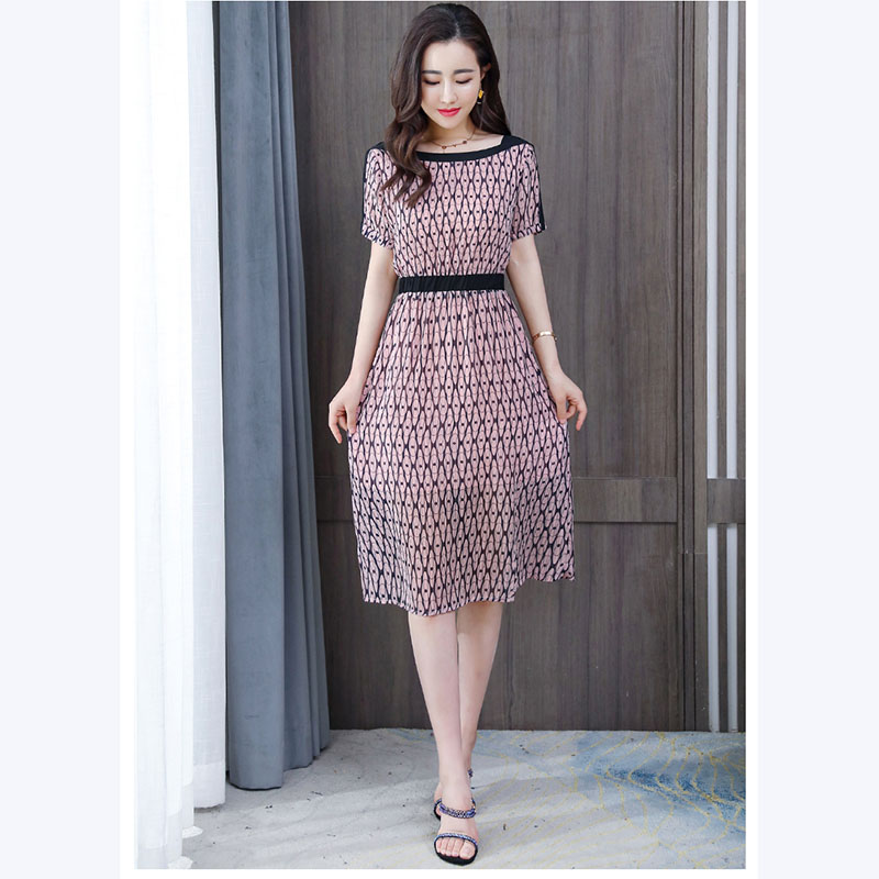 kudapy ชุดเดรสสั้นสีชมพู ใส่ทำงานผ้าชีฟองเนื้อดี พื้นสีชมพู พิมพ์ลายสีกรมท่าตามแบบ