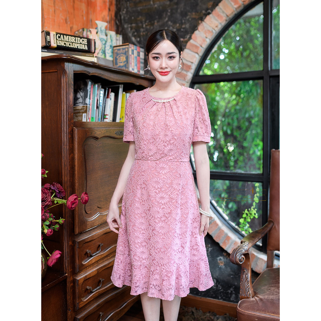 kudapy เดรสสั้นสีน้ำตาล/สีชมพู ผ้าลูกไม้กำมะหยี่ ดีไซน์กระโปรงชายระบาย รอบคอจับจีบเก๋ตรงมีสร้อยคอมุกให้ด้วยเย็บติด สวยหวาน ดูหรูหรา