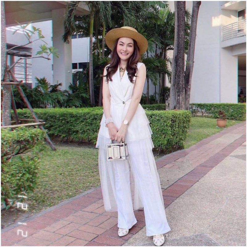 kudapyเดรสสั้นสีขาว สูทแขนกุด แต่งกระดุมหน้าดีเทล ต่อชายผ้าตาข่าย ระบายเป็นชั้นๆ ไล่ระดับ