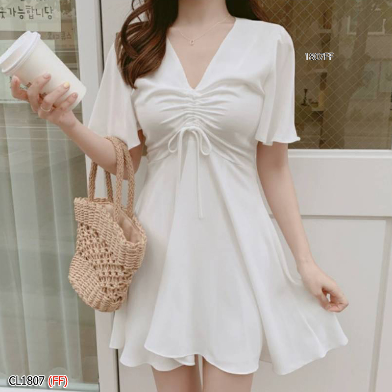 kudapy เดรสสั้นสีฟ้า/สีขาว คอวี แขนระบาย ดีเทลมีเชือกรูดย่นด้านหน้า ด้านหลังตีเกล็ด มีซิปซ่อนหลังเอวไม่สม็อค