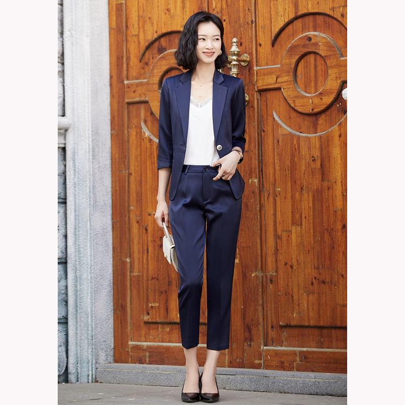 kudapy ชุดสูททำงานผู้หญิงสีชมพู/สีกรมเข้ม ปกป้านแขนห้าส่วนพร้อมกางเกง จุดเด่นของชุดนี้คือได้ลุคที่สดใส