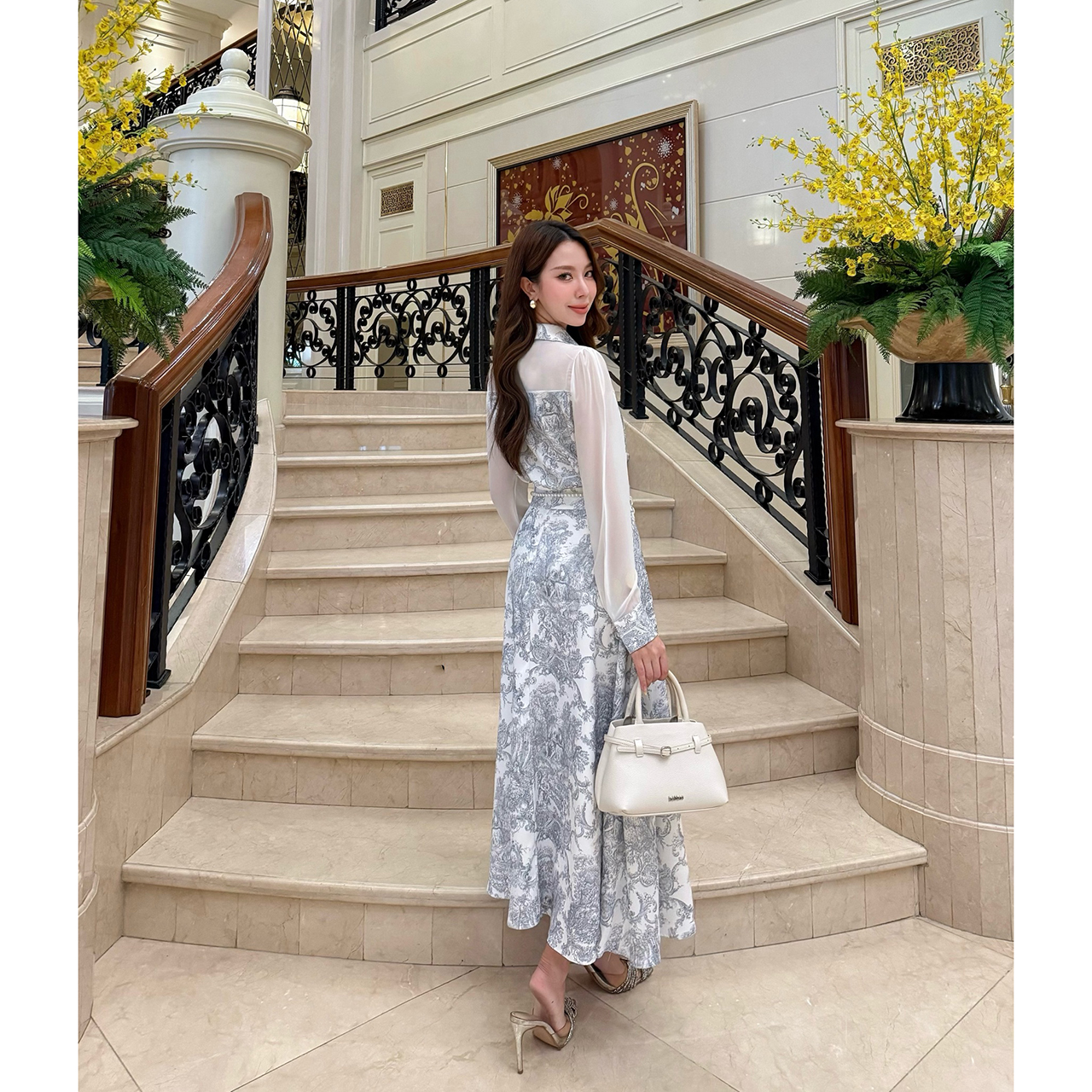 kudapy เซ็ทเสื้อมาพร้อมกระโปรงยาว ลายพิมพ์โทนสีฟ้า-ขาว สไตล์วินเทจ แขนเสื้อผ้าเชียร์บาง แขนยาว ปลายแขนตัดด้วยดีเทลลายเดียวกับกระโปรง