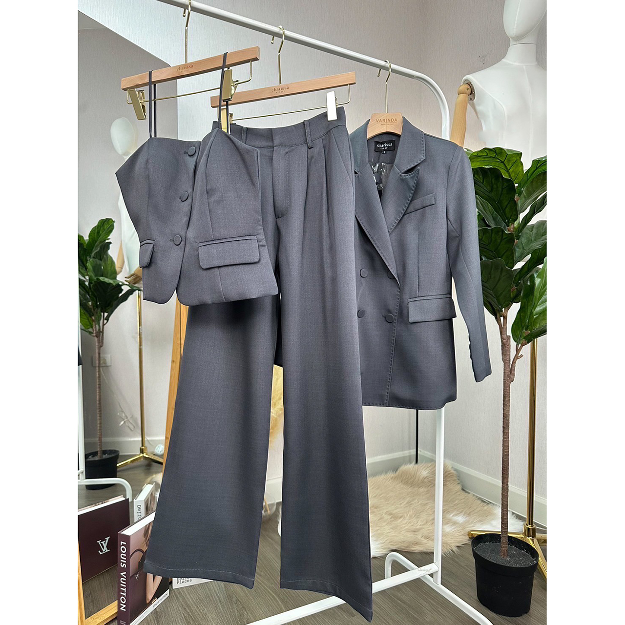 kudapy เซ็ทเสื้อสูท+กางเกง+เสื้อสายเดี่ยว เพิ่มความหรูหราด้วยการเดินด้านโชว์บริเวณขอบปกเสื้อ แต่งกระดุมจริงด้านหน้า กระเป๋าจริง มีซับในทั้งตัว