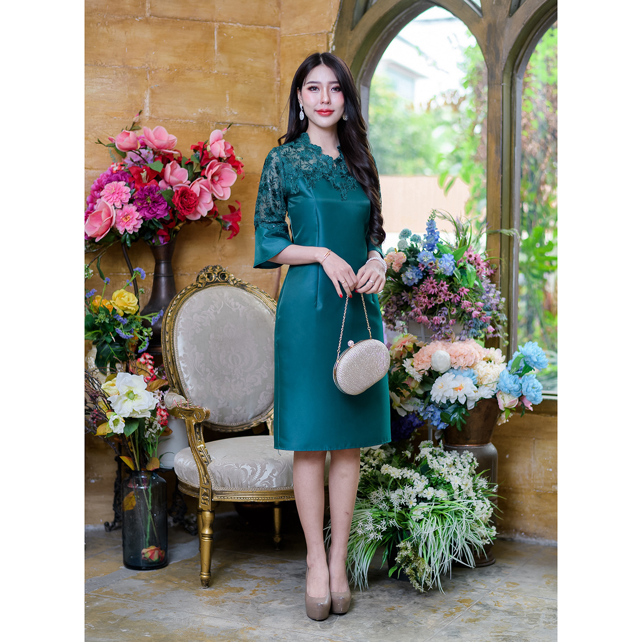 kudapy เดรสสั้นสีบานเย็น/สีเขียวเข้ม/สีน้ำตามทอง ผ้าไหมญี่ปุ่นแต่งลุกไม้ด้านบน ทั้งอก คอ และแขนเสื้อ ดีไซน์สวยหรูงานคอตั้ง