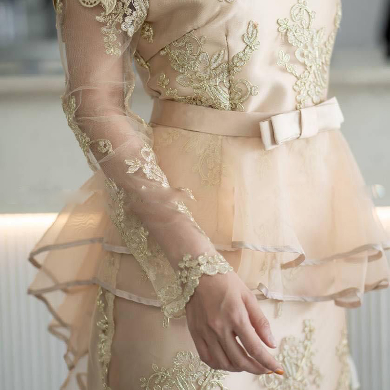 kudapy เดรสสั้นไปงานสีชมพู เดรสปาดไหล่ติดดอกลูกไม้รอบไหล่ เดรสเปิดไหล่ แต่งระบายเอวหน้าสั้นหลังยาว