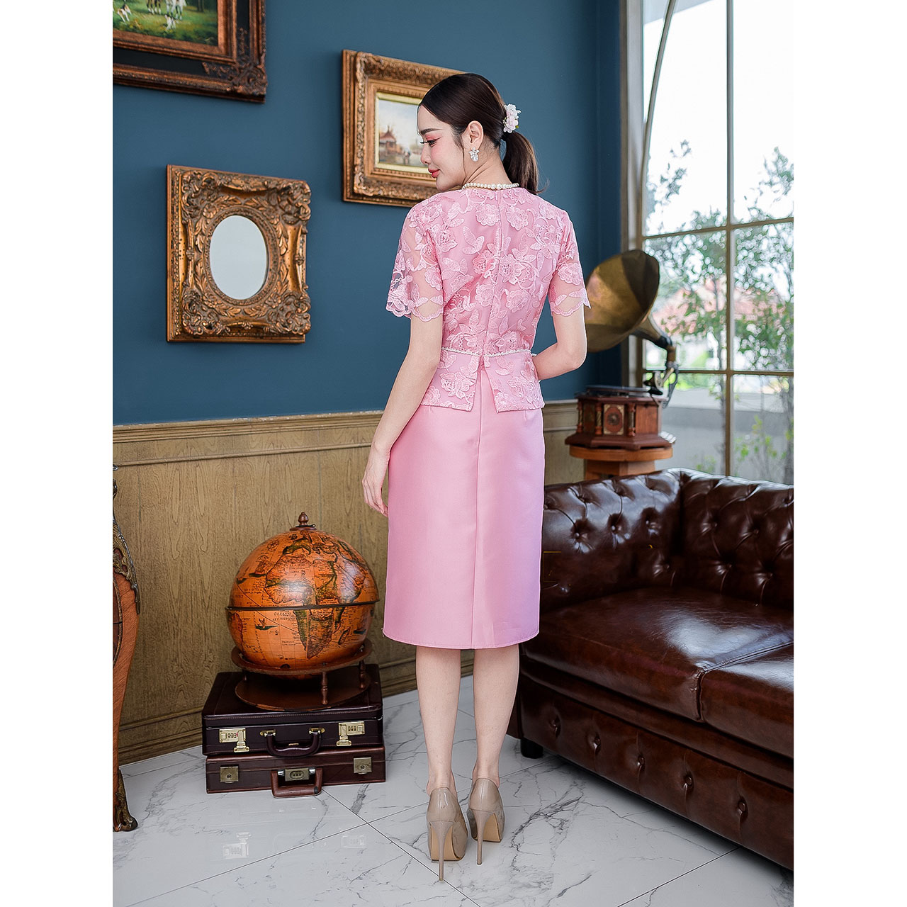 kudapy เดรสสั้นสีชมพู/สีทอง ผ้าไหมลูกไม้ งานตัวกระโปรงเป็นผ้าไหมตัวเสื้อเป็นลูกไม้ปัก