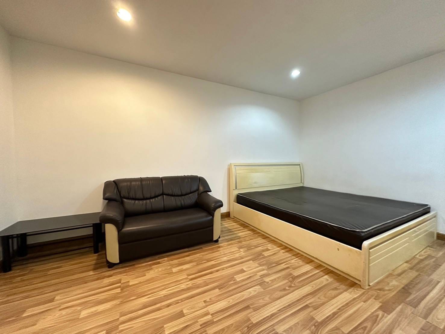ปล่อยเช่าคอนโด Regent Home 15 แจ้งวัฒนะ (รีเจ้นท์ โฮม 15 แจ้งวัฒนะ) - เฟอร์เครื่องใช้ไฟฟ้าครบครั้น - การเดินทาง: BTS MRT วัดพระศรีมหาธาตุ