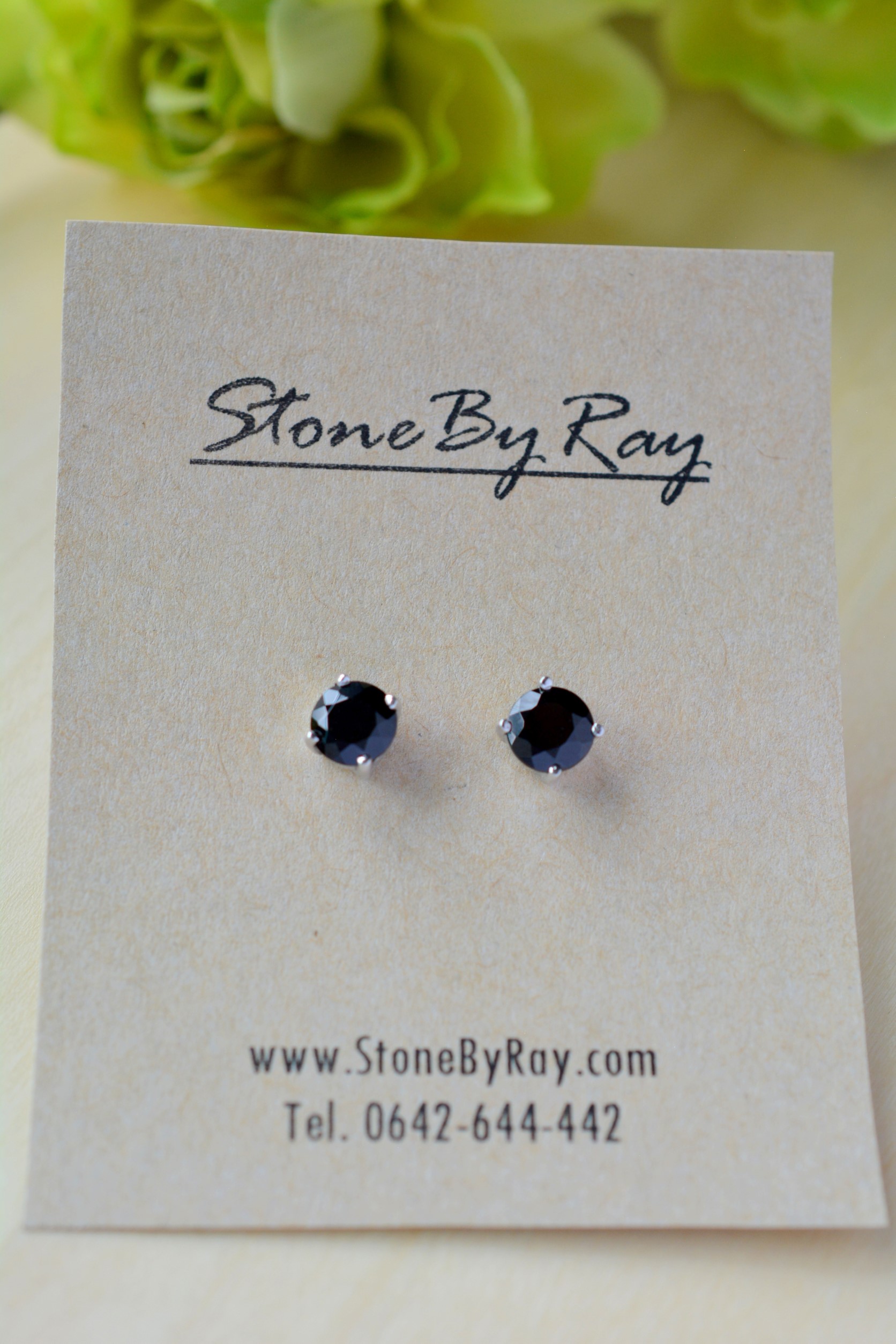 ต่างหูนิล (Black Spinel)