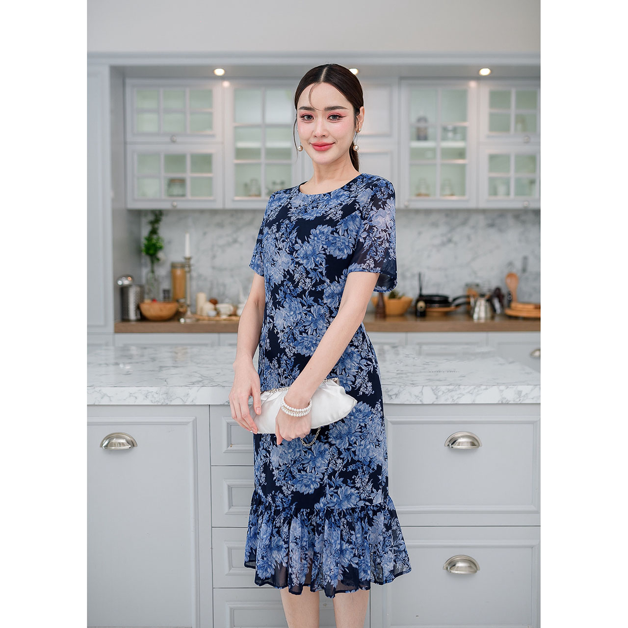 kudapy เดรสสั้นสีขาว/สีกรม ผ้าชีฟองผ้าใส่สบายพิมพ์ลายดอกไม้ ทรงแขนสัั้นชายกระโปรงระบาย