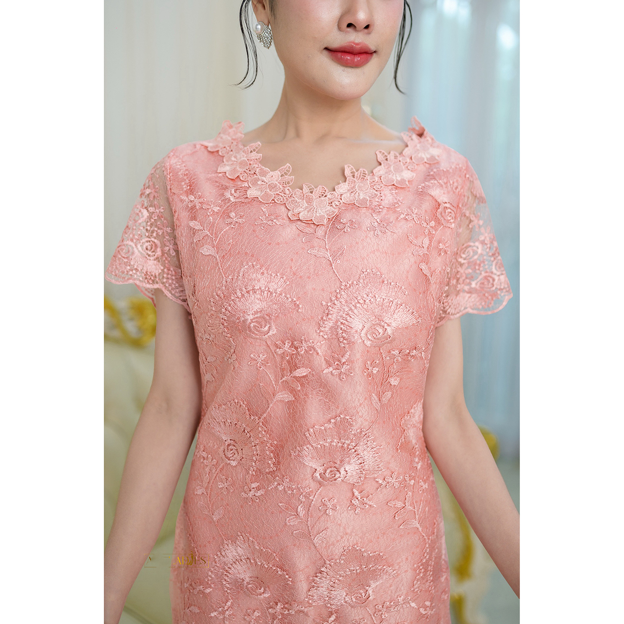 kudapy เดรสผ้าลูกไม้เนื้อผ้าเงาแต่งเลื่อมงานสวยพรีเมี่ยม ดีไซน์คอวี รอบคอแต่งดอกไม้เป็นดอกไม้ลูกไม้ถักลายสวย