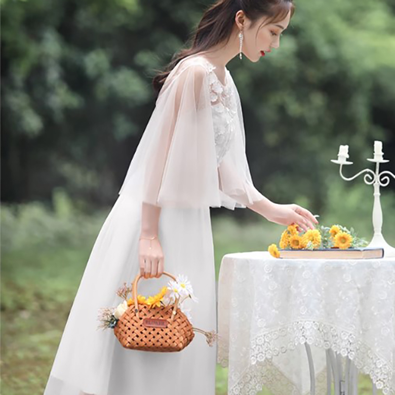 kudapy ชุดราตรียาวออกงานสีขาว คลุมไหล่ตัวเสื้อแต่งด้วยผ้าดอกไม้ ช่วงเอวคาดริ้บบิ้น