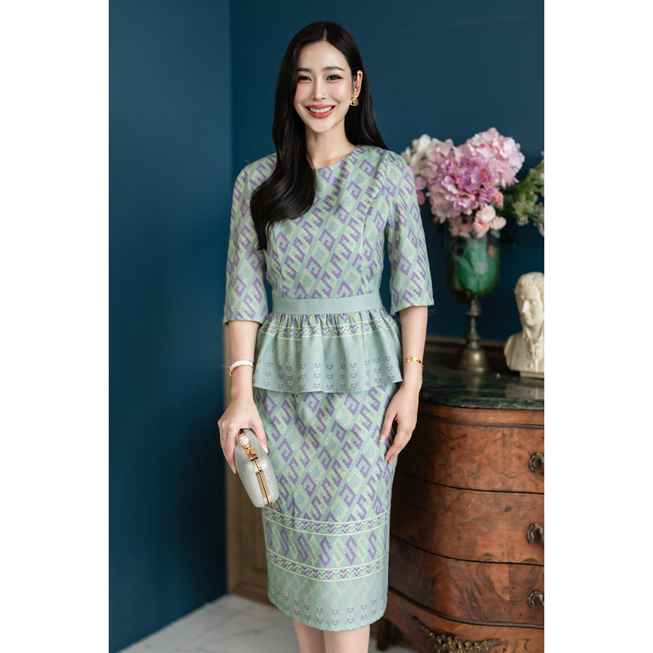 kudapy Set 2 ชิ้น ผ้าโพลีเอสเตอร์แบบทอ งานพิมพ์ลาย ตัวเสื้อคอกลม จับจีบช่วงเอวช่วยอำพรางหุ่น วกระโปรงผ่าหลังเล็กน้อย