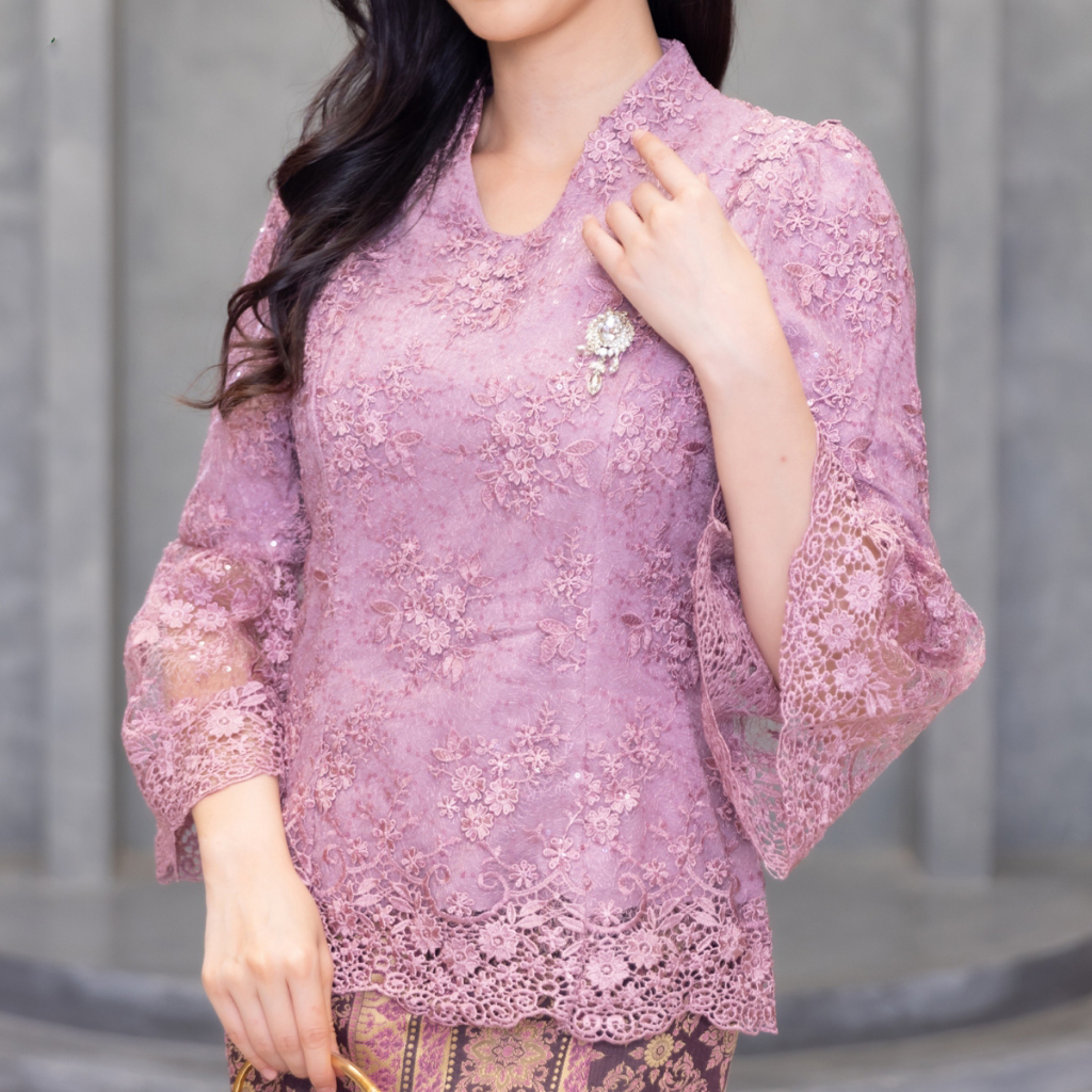 kudapy ชุดเซ็ทออกงานเสื้อลูกไม้สีทองน้ำผึ้ง/สีม่วงกะปิ เนื้อผ้าลูกไม้ฝรั่งเศสสุดละมุน สั่งทอแบบพิเศษ