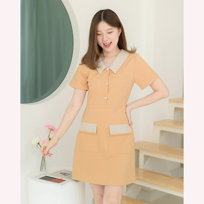 kudapy เดรสสั้นสีเทาฟ้า/สีครีมเข้ม/สีดำ/สีชมพูอ่อน คอปกแขนสั้น แต่งปกและฝากระเป๋าด้วยผ้าชาแนลโทนสีแมทช์กับชุด