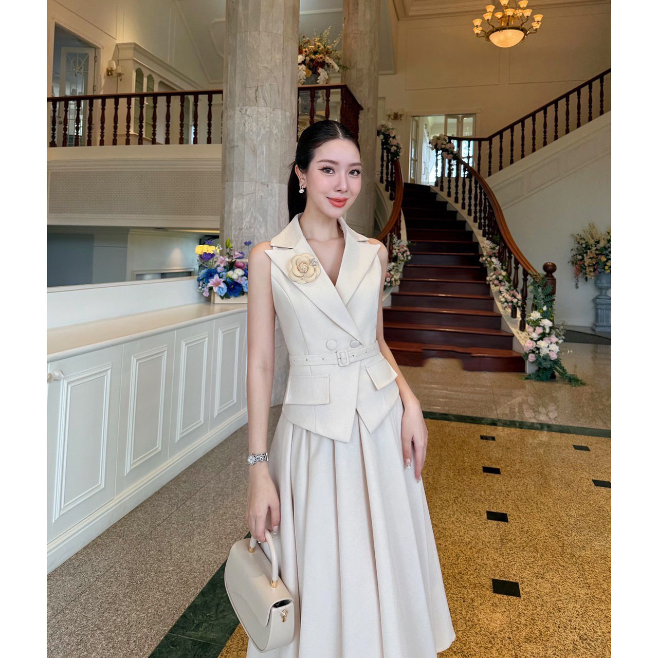 kudapy เซ็ทเสื้อแขนกุดทรงเข้ารูปมาพร้อมกับกระโปรงทรงยาว วเสื้อเก็บทรงเข้ารูปสวย กระดุมปั้มติดได้จริง2เม็ด แต่งกระเป๋าหลอกซ้ายขวา