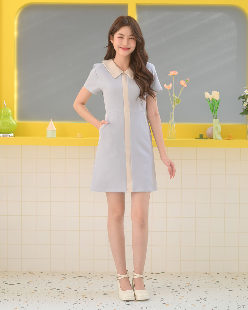 kudapy เดรสแขนสั้นทรงเอ ดีไซน์คอปก ตัดต่อเล่นสีทูโทนที่ปกและแถบสีกลางลำตัวมีกิมมิคลายผ้าเล็กๆ คู่สีทูโทนน่ารักละมุ