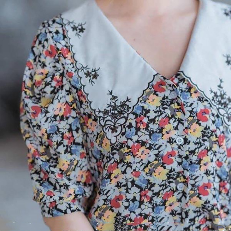 kudapy เสื้อลายดอกสีขาว/สีเหลือง แต่งคอปกปักลาย กระดุมหน้าเรียงแกะได้