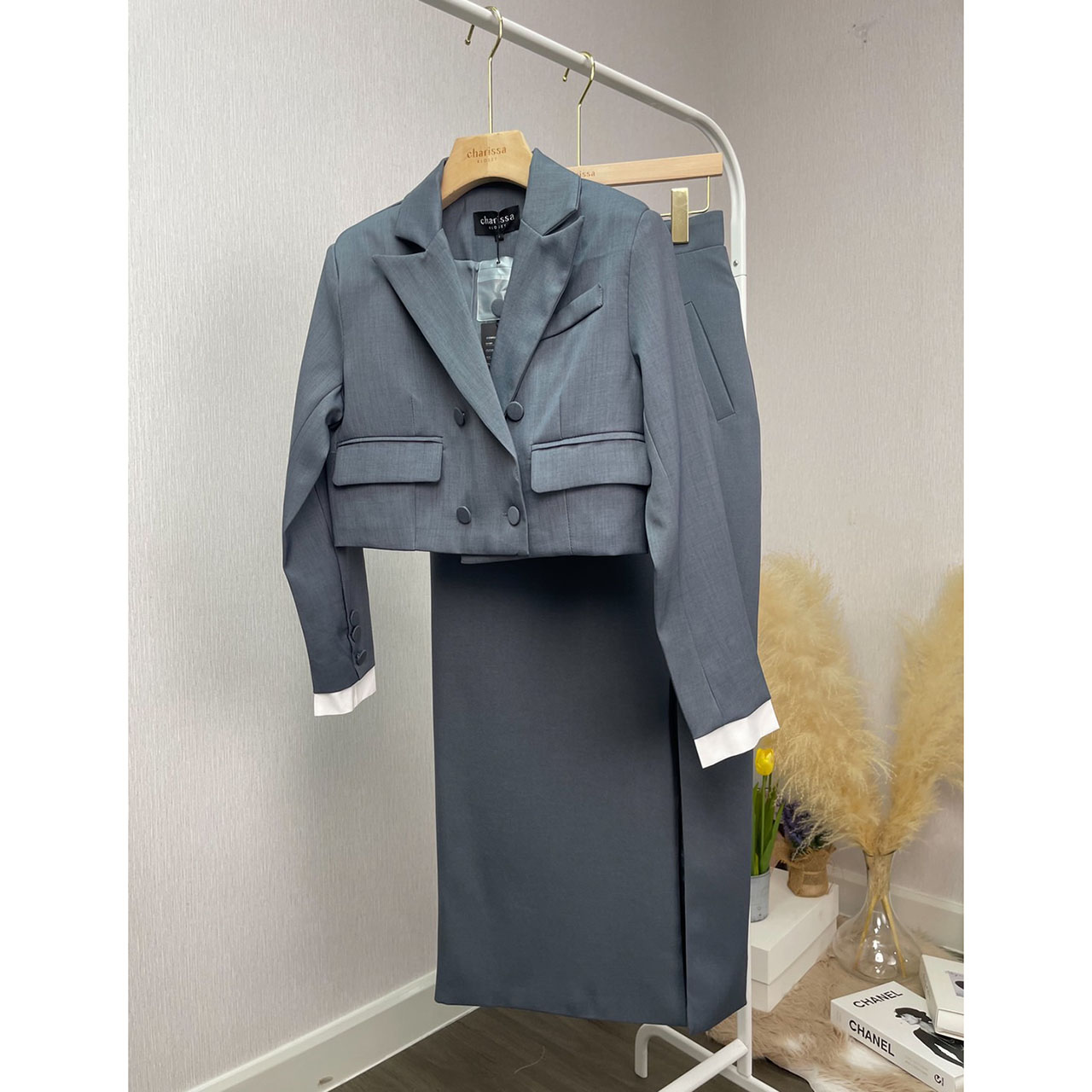 kudapy เซ็ทครอป กระโปรงยาว ตัวเสื้อแต่งกระเป๋าหลอก 2ข้าง กระดุมจริงสีเดียวกับผ้า แต่งปลายแขนสีขาวและกระดุมที่แขน