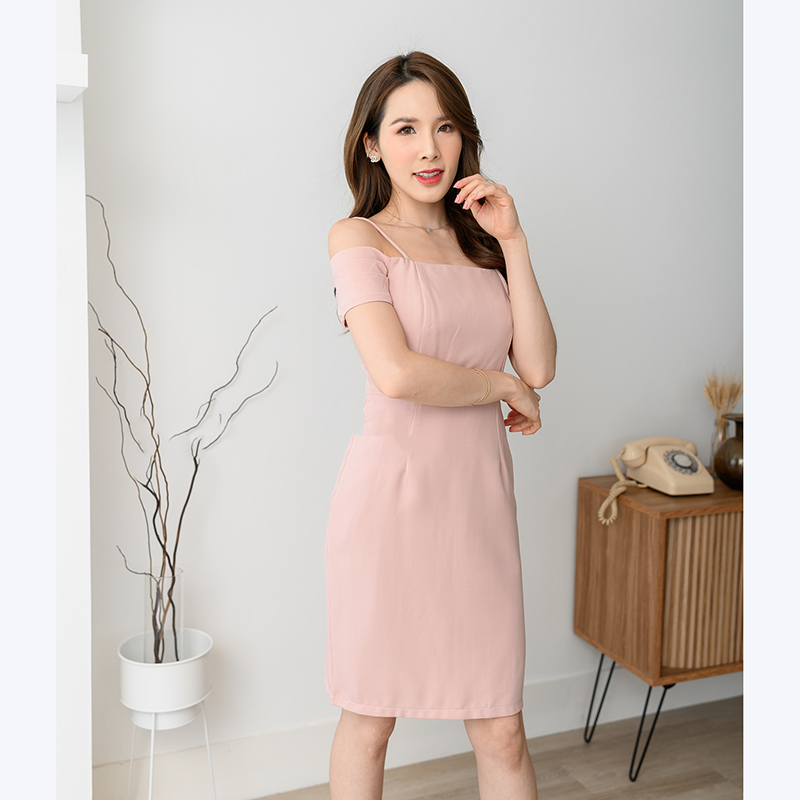 kudapy เดรสสั้นสีชมพู,กรม ทรงเปิดไหล่ดีเทลเก๋ ที่แขนทำเป็นเลเยอร์พับทบกันค่ะ มีสายเดี่ยวเส้นเล็กๆ