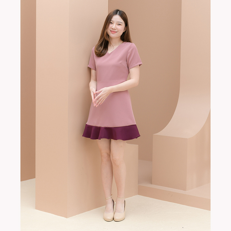 kudapy เดรสสั้นสีชมพูเข้ม/สีเทาฟ้า คอแหลมแต่งระบายชาย จัดแมทช์คู่สีโดนๆ ทรงสวยเข้ารูป งานเย็บกลับซับใน