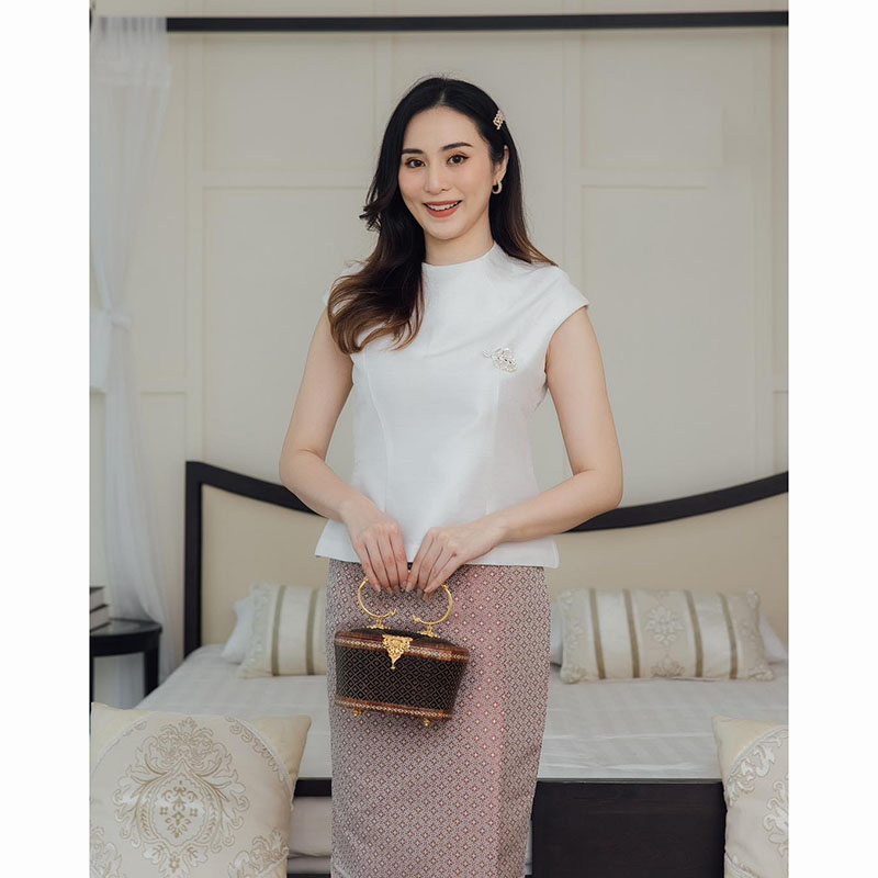 kudapy ชุดเซ็ทเสื้อผ้าไหมแพรทิพย์เกรดพรีเมี่ยมอัดกาวอย่างดีสีขาว/สีทอง/สีม่วง + ผ้าถุงเย็บสำเร็จทอลายอัดกาว