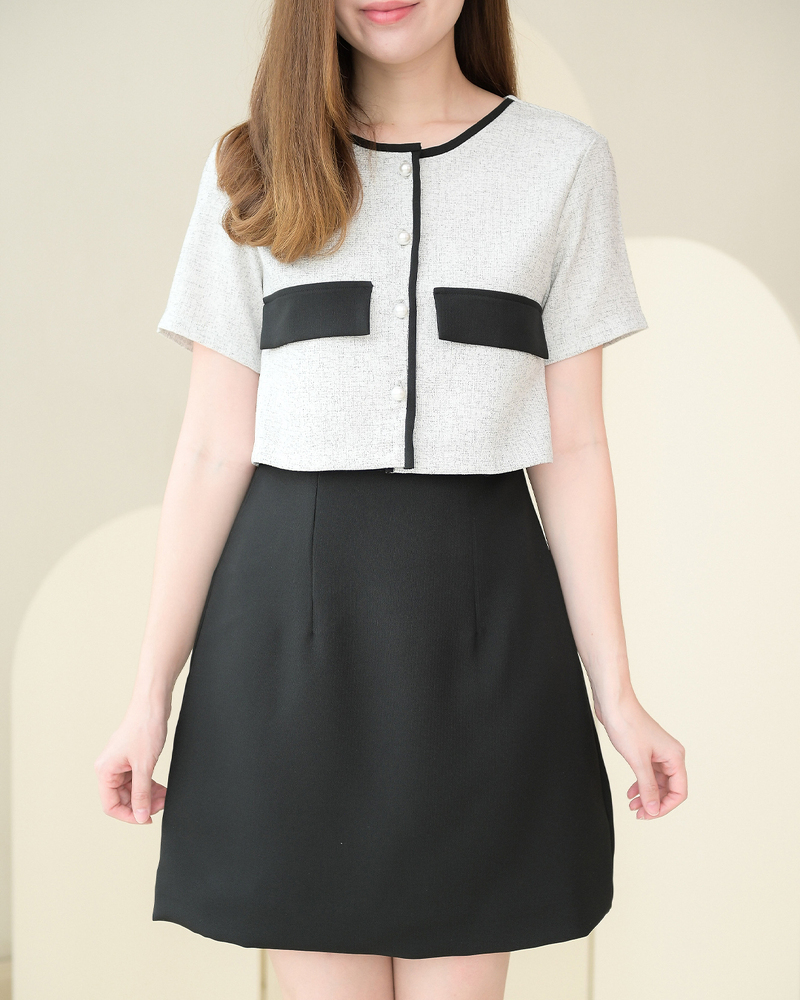 kudapy เดรสสั้นสีเบจ/สีดำ/สีเทาเข้ม/สีชานม ดีไซน์สวย ตัดต่อช่วงตัวคล้ายเชิ้ต เนื้อผ้าชาแนล กระดุมมุกแกะได้จริง แต่งกุ๊นเล่นสีทูโทน เย็บกลับซับในทั้งตัว