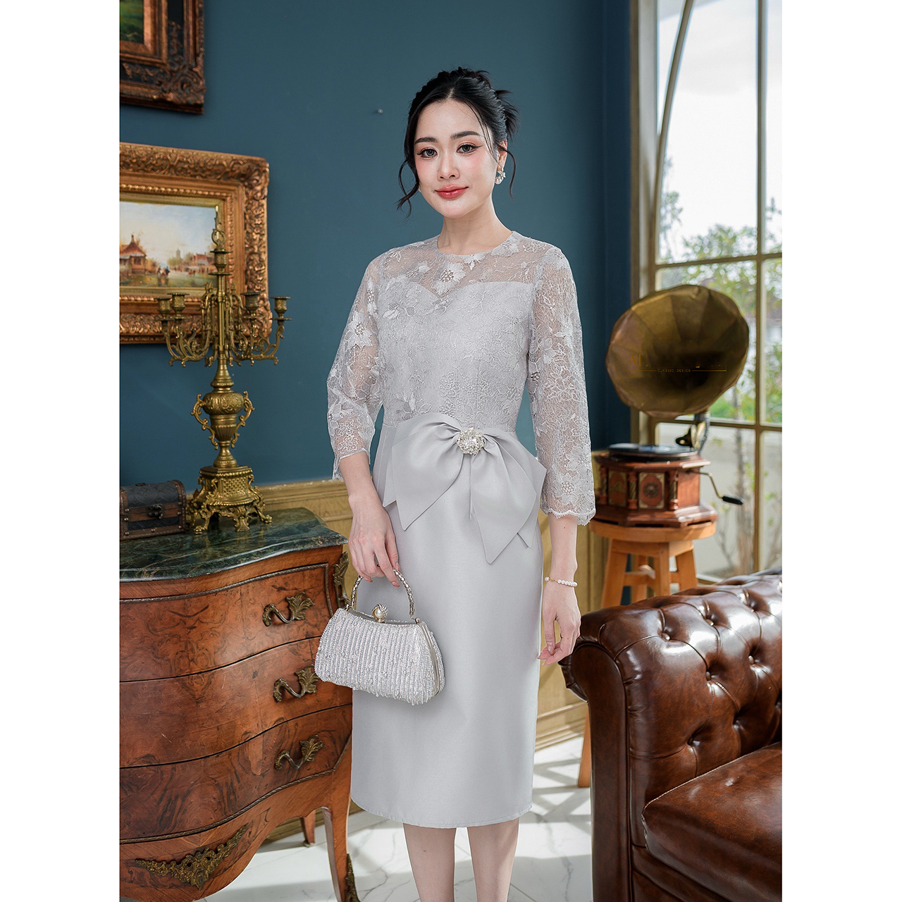 kudapy เดรสผ้าไหมลูกไม้ใยบวบ ตัวผ้าไหมช่วงกระโปรงอัดกาวผ้าให้อย่างดี ช่วงตัวเสื้อเป็นงานผ้าลูกไม้ใยบวบปักลายดอกไม้สวย