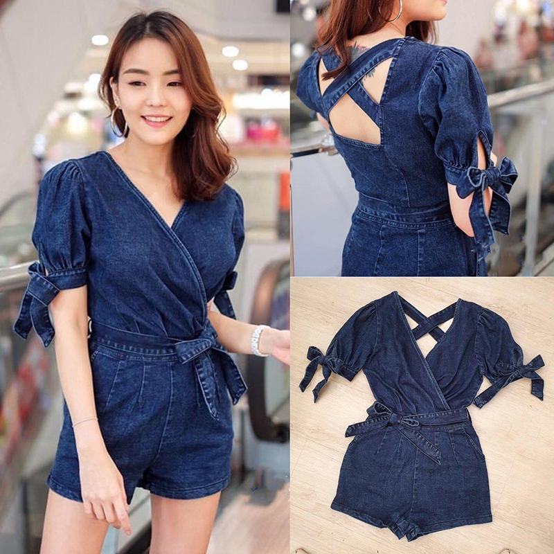 kudapy จั้มสูทยีนส์ทรงน่ารักปาดหน้าไขว้หลัง แขนพองๆ ผูกโบว์หวานๆ งานติดซิปข้าง ผ้ายืดหยุ่นใส่สบาย