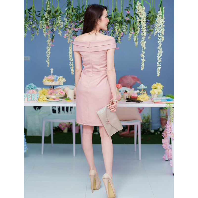 kudapy เดรสสั้นสีชมพู ช่วงบนเป็นทรงแบบปาดไหล่ อกเย็บซ้อน2ทบไขว้อก ต่อด้วยกระโปรงทรงสอบ ชุดมีซับใน ซิปซ่อนด้านหลัง