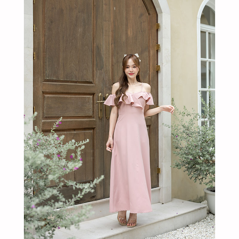 kudapy เดรสยาวสีชมพู/สีกรม/สีครีม/สีเขียวมัทฉะ เป็นแบบเปิดไหล่ มีสายเดี่ยวเส้นเล็กไว้ให้คล้องบ่าคล้องใจ อัพความสวีทด้วยงานแต่งระบาย เป็นทรงกระโปรงทรงเอ