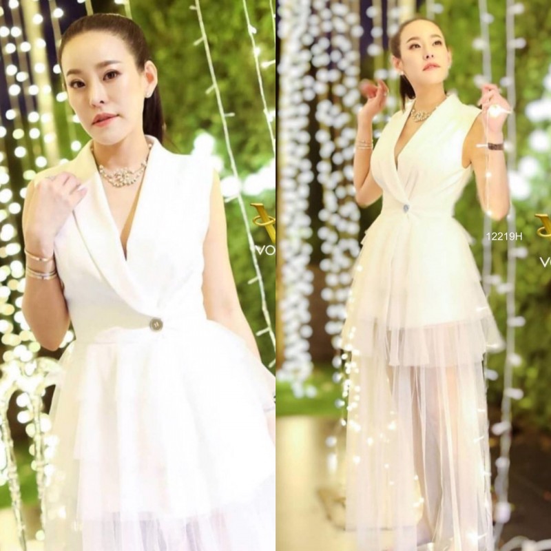 kudapy เดรสสูทแขนกุดสีขาว แต่งกระดุมหน้า แต่งผ้าตาข่ายระบายชั้นๆ
