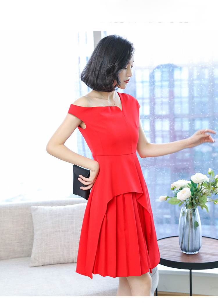 ชุดเดรสออกงานสีแดง ดีไซน์เก๋ที่กระโปรงด้านหน้า