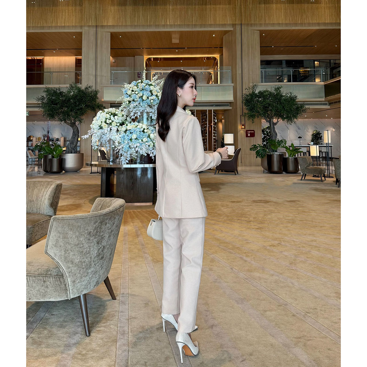 kudapy ชุดสูท สวยคลาสสิคแมทซ์ง่าย คล่องตัว เสื้อสูทมีซับในอย่างดี แต่งกระดุมปั้มผ้าเดียวกับสีชุด มาคู่กับกางเกงขายาวทรงกระบอกเล็กใส่สบาย