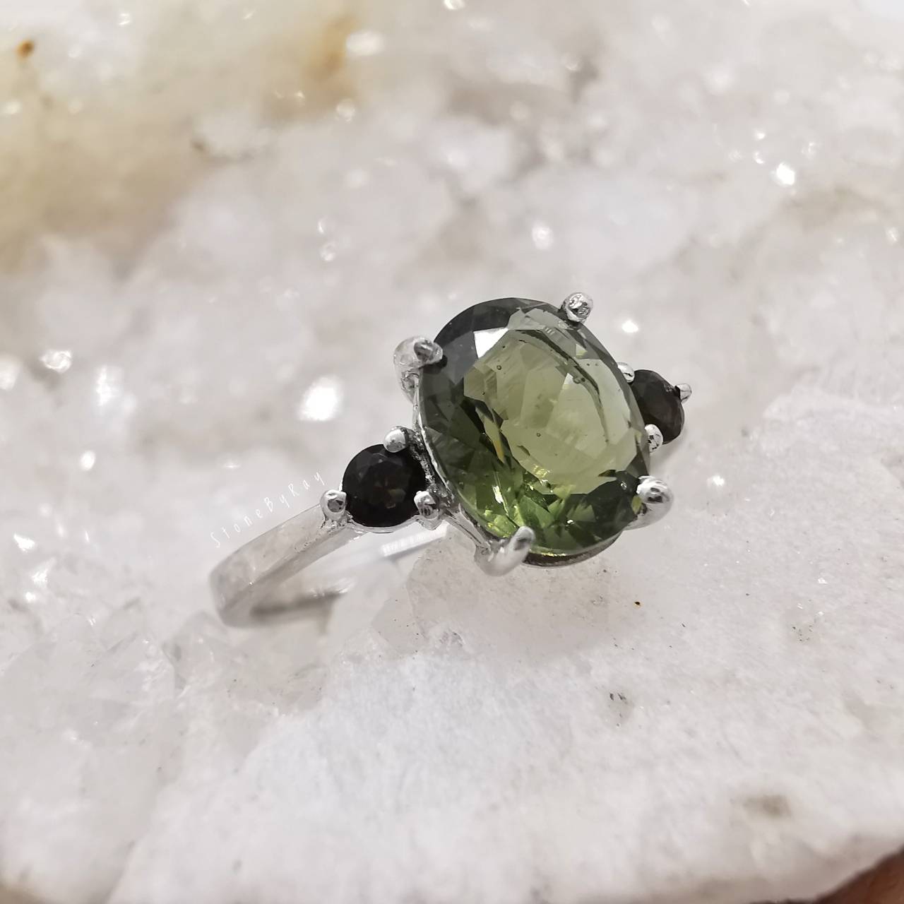 แหวนเงินสะเก็ดดาวโมดาไวท์กับสะเก็ดดาวสีดำ Moldavite+Tektite