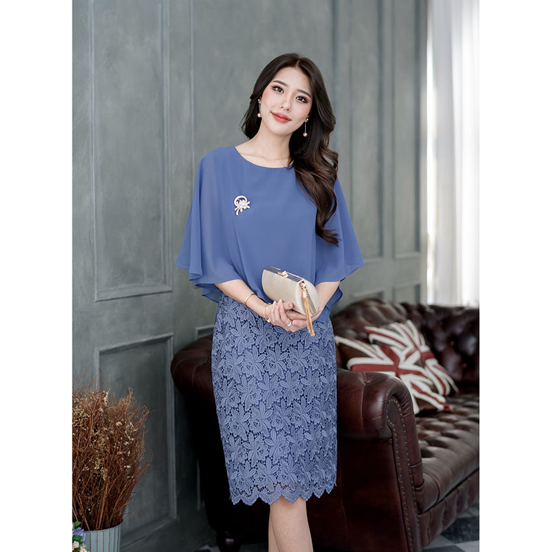 kudapy เดรสสั้นสีม่วง/สีฟ้าคราม ลูกไม้เงาเนื้อดี ทอลายสวยๆ ดีไซน์ตัดเย็บเป็นกระโปรงทรงตรง ด้านบนเป็นผ้าชีฟองเย็บคลุมทั้งตัวเป็นงานปีกผีเสื้อ