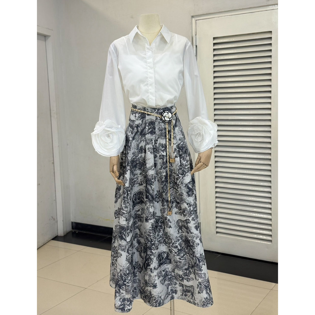 kudapy เซ็ทเสื้อเชิ้ตแขนกุหลาบมาพร้อมกระโปรงยาวพิมพ์ลาย