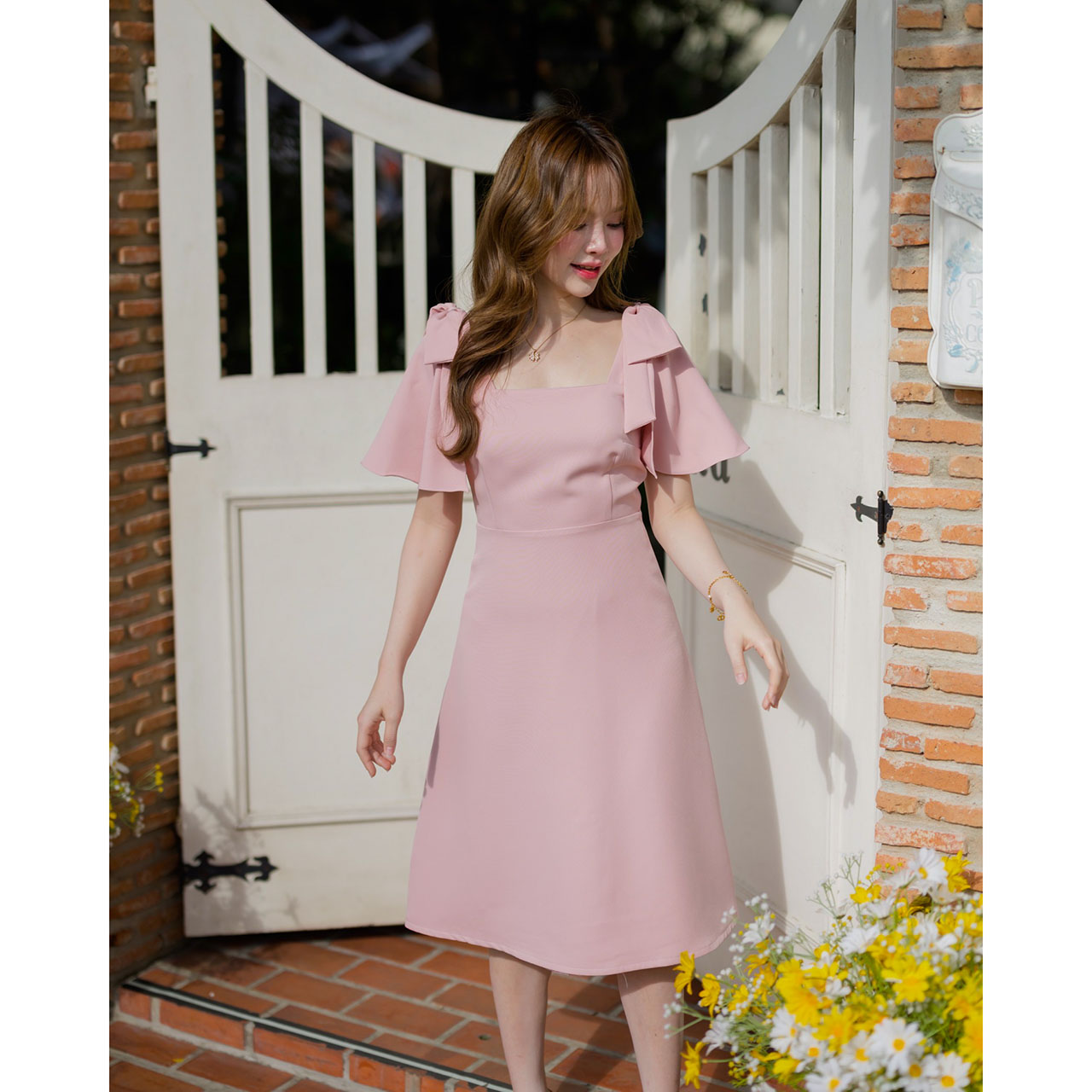 kudapy เดรสคัตติ้งสวยในสไตล์มินิมอล ดีเทลโบว์ที่ไหล่ และแขนระบายที่ช่วยให้ลุคดูอ่อนโยนแต่ยังคงความหรู