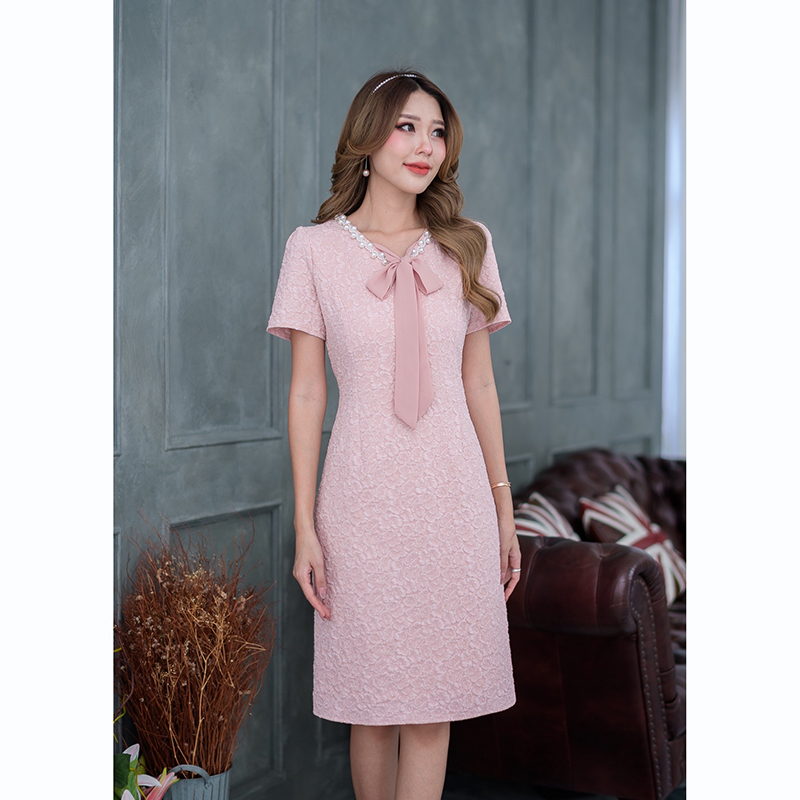 kudapy เดรสสั้นสีชมพู/สีดำ เนื้อนิ่มลายนูนสามมิติ งานดีเทลหวานเรียบร้อย มีดีเทลแต่งมุกรอบคอเพิ่มความสวยหวาน